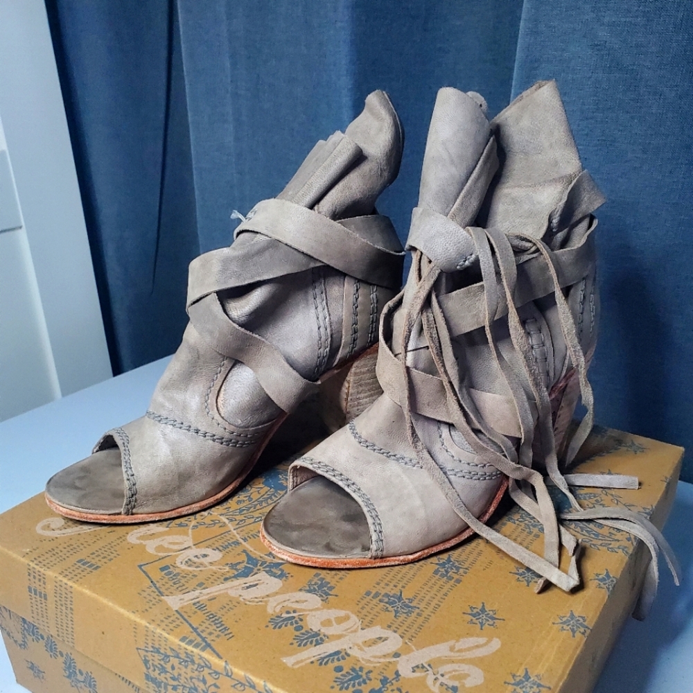 Vero Cuoio sandals with straps size 7/37. Beautifully made in India.